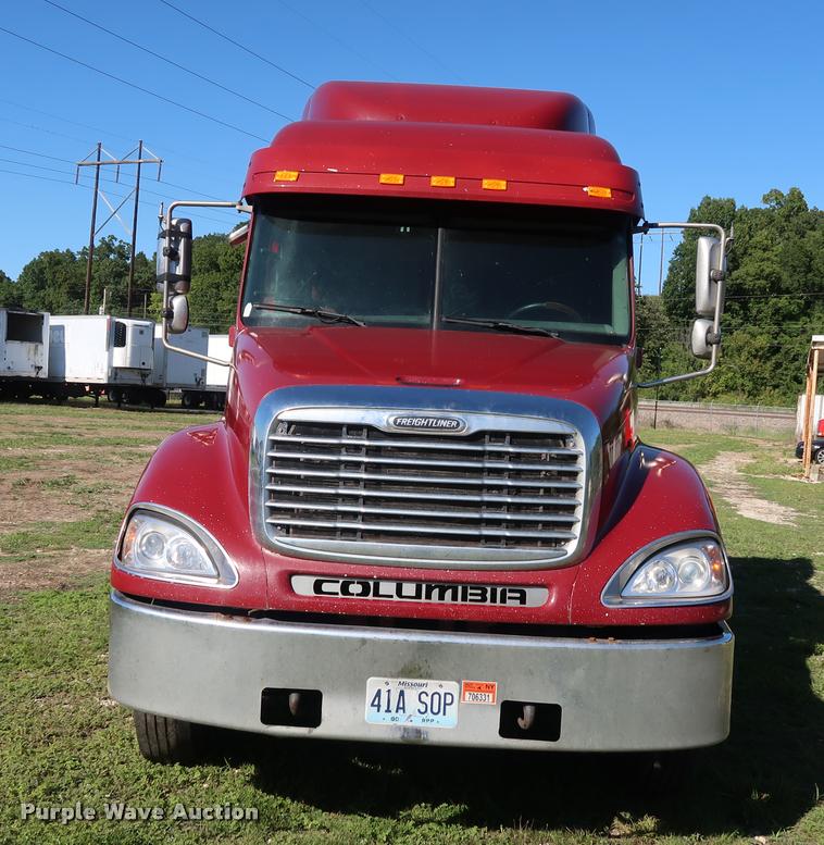 image for item DD1632 2004 Freightliner Columbia CL120 semi truck