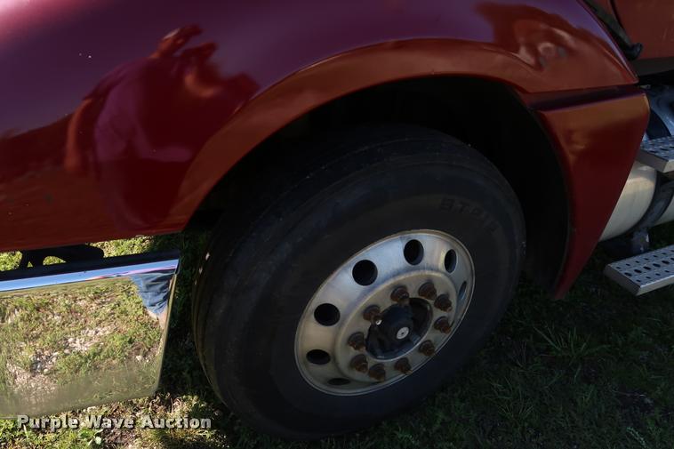 image for item DD1632 2004 Freightliner Columbia CL120 semi truck