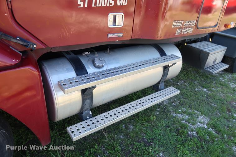 image for item DD1632 2004 Freightliner Columbia CL120 semi truck