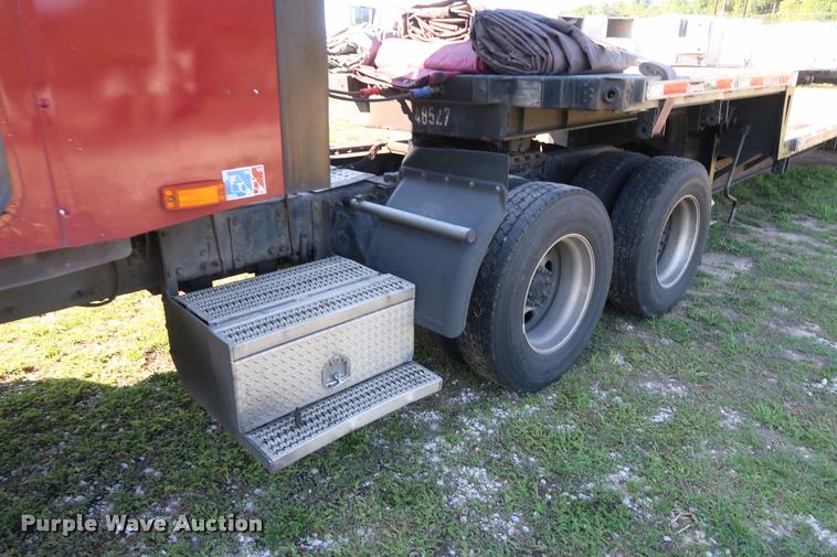 image for item DD1632 2004 Freightliner Columbia CL120 semi truck