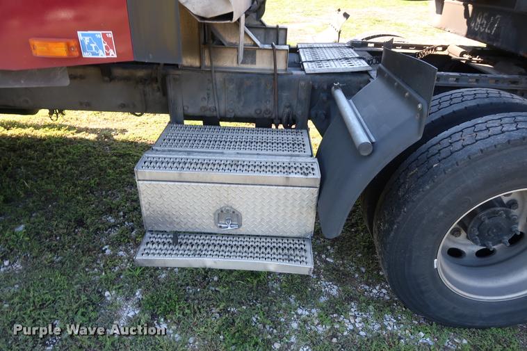 image for item DD1632 2004 Freightliner Columbia CL120 semi truck