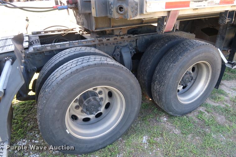 image for item DD1632 2004 Freightliner Columbia CL120 semi truck