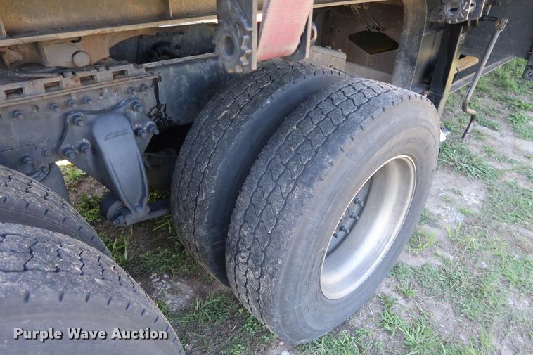 image for item DD1632 2004 Freightliner Columbia CL120 semi truck