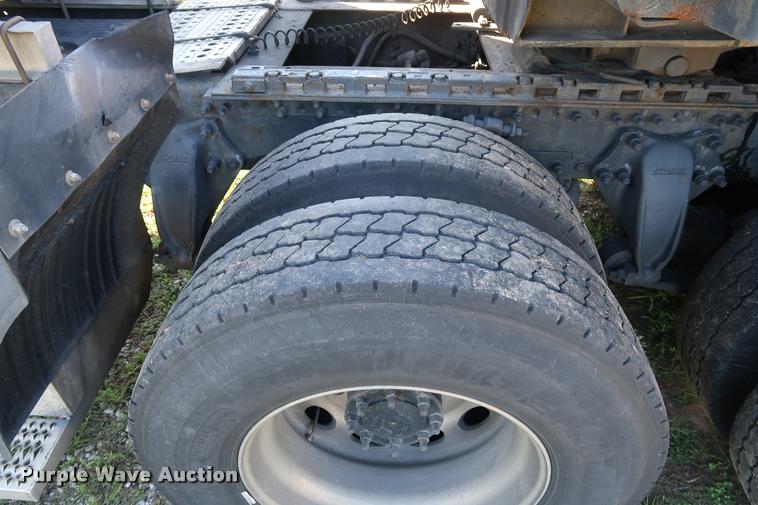 image for item DD1632 2004 Freightliner Columbia CL120 semi truck