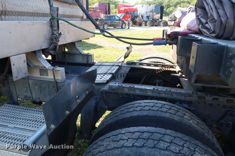 image for item DD1632 2004 Freightliner Columbia CL120 semi truck