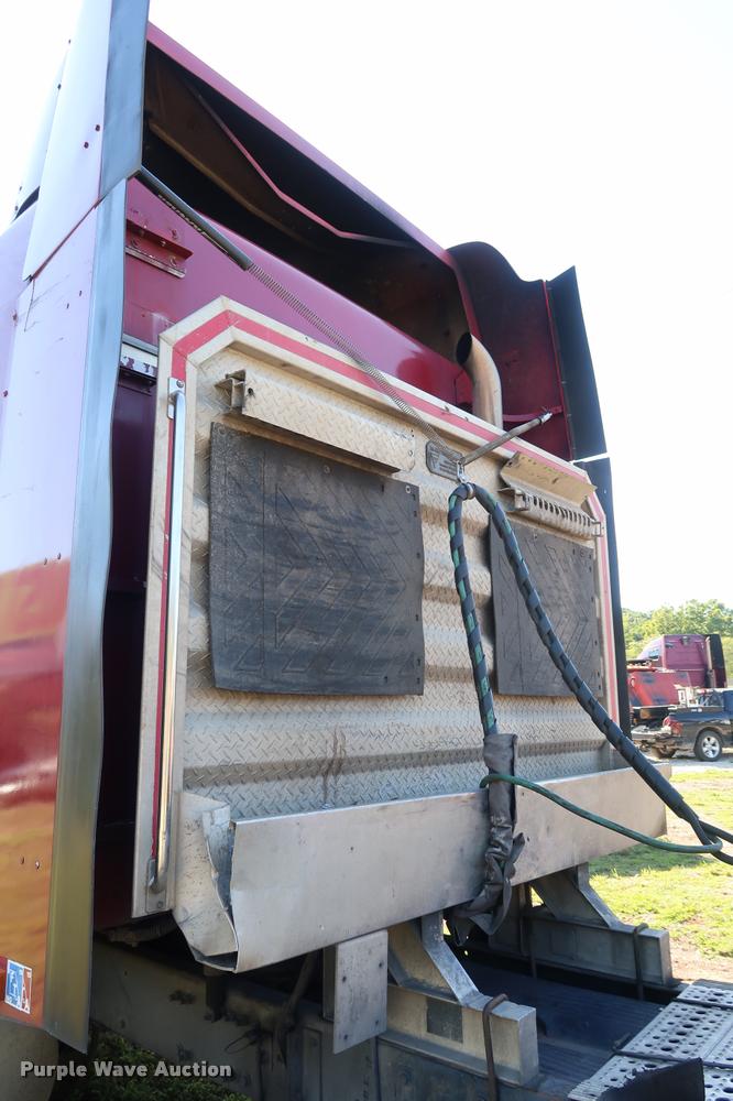 image for item DD1632 2004 Freightliner Columbia CL120 semi truck