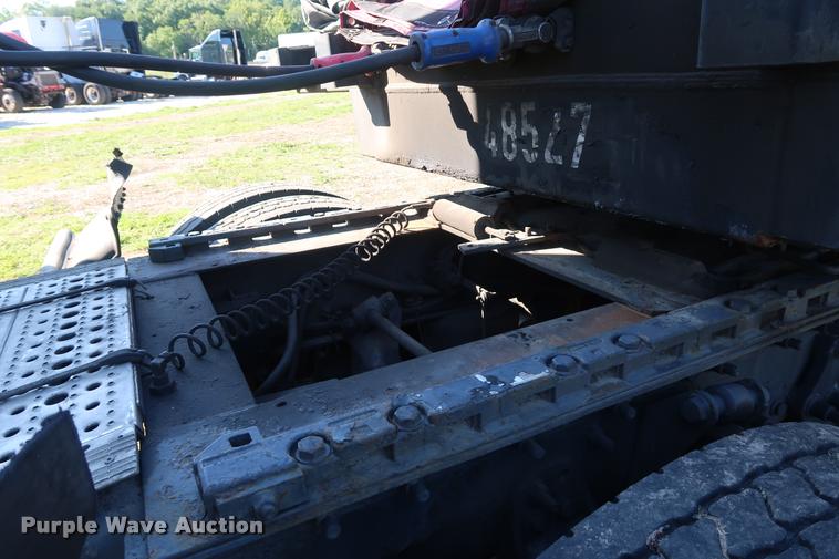 image for item DD1632 2004 Freightliner Columbia CL120 semi truck