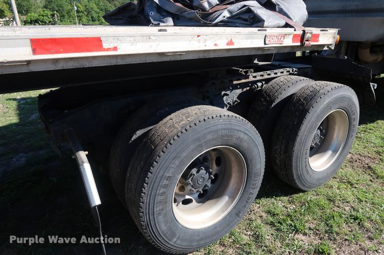 image for item DD1632 2004 Freightliner Columbia CL120 semi truck