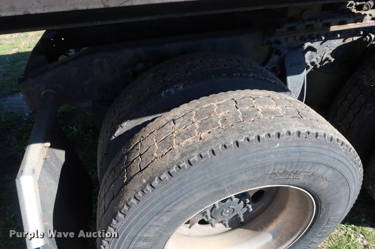 image for item DD1632 2004 Freightliner Columbia CL120 semi truck