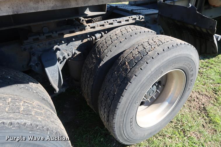 image for item DD1632 2004 Freightliner Columbia CL120 semi truck