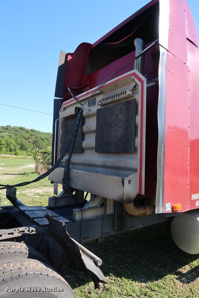 image for item DD1632 2004 Freightliner Columbia CL120 semi truck