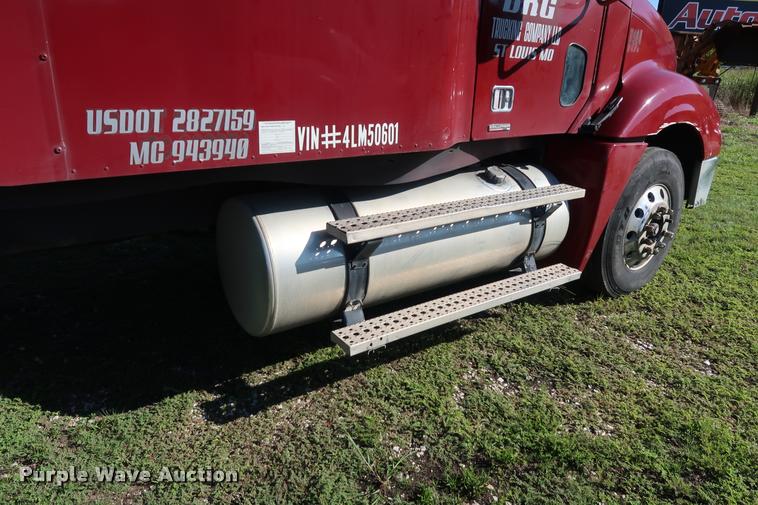 image for item DD1632 2004 Freightliner Columbia CL120 semi truck