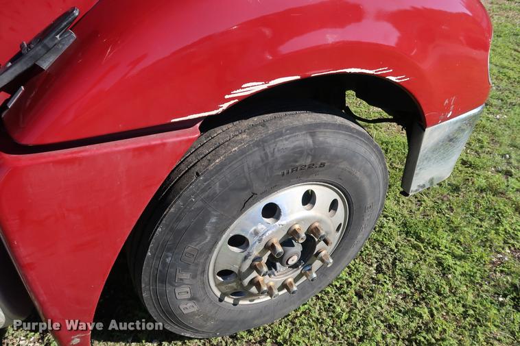 image for item DD1632 2004 Freightliner Columbia CL120 semi truck