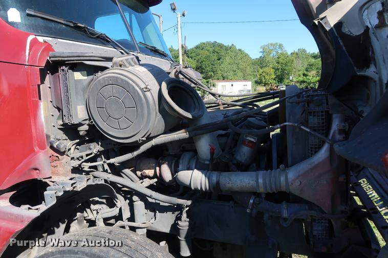 image for item DD1632 2004 Freightliner Columbia CL120 semi truck