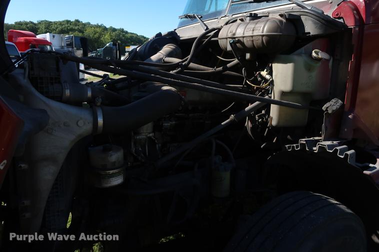 image for item DD1632 2004 Freightliner Columbia CL120 semi truck