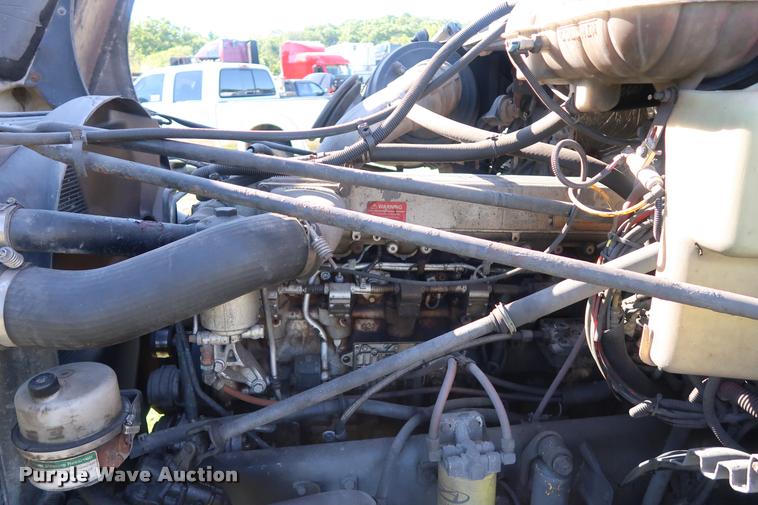 image for item DD1632 2004 Freightliner Columbia CL120 semi truck