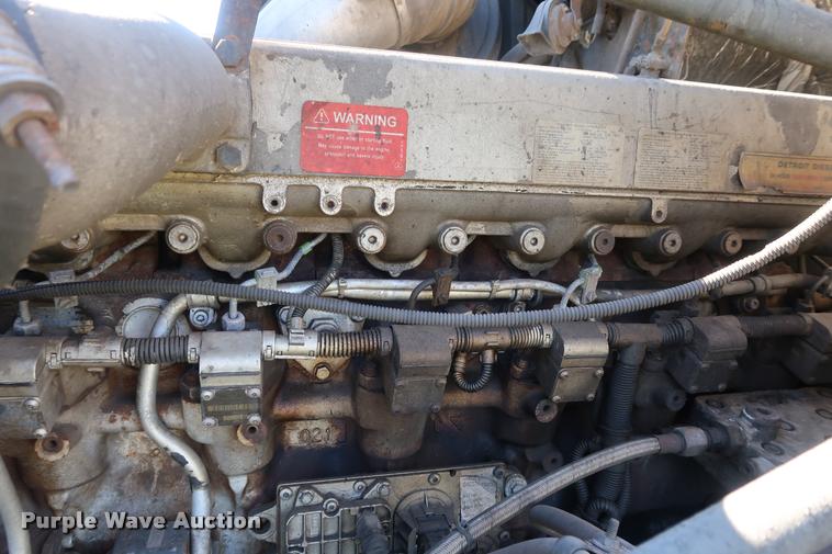 image for item DD1632 2004 Freightliner Columbia CL120 semi truck