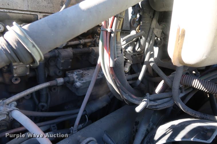 image for item DD1632 2004 Freightliner Columbia CL120 semi truck