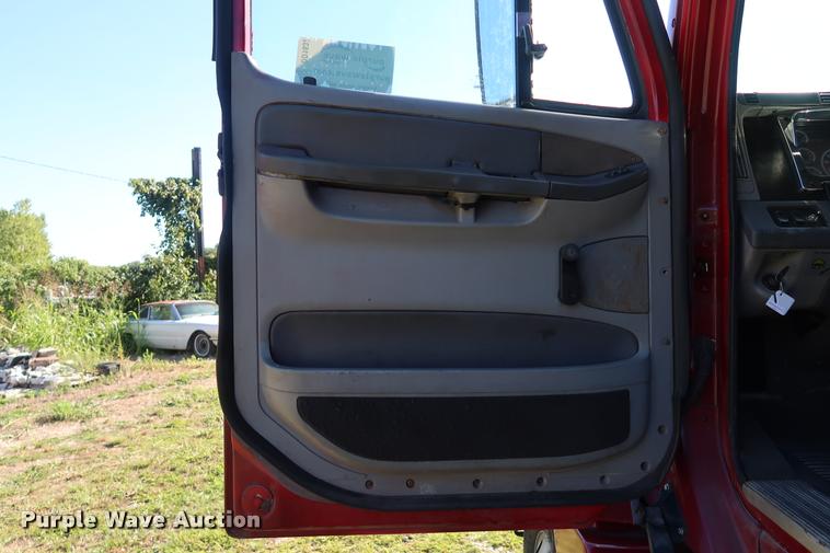 image for item DD1632 2004 Freightliner Columbia CL120 semi truck