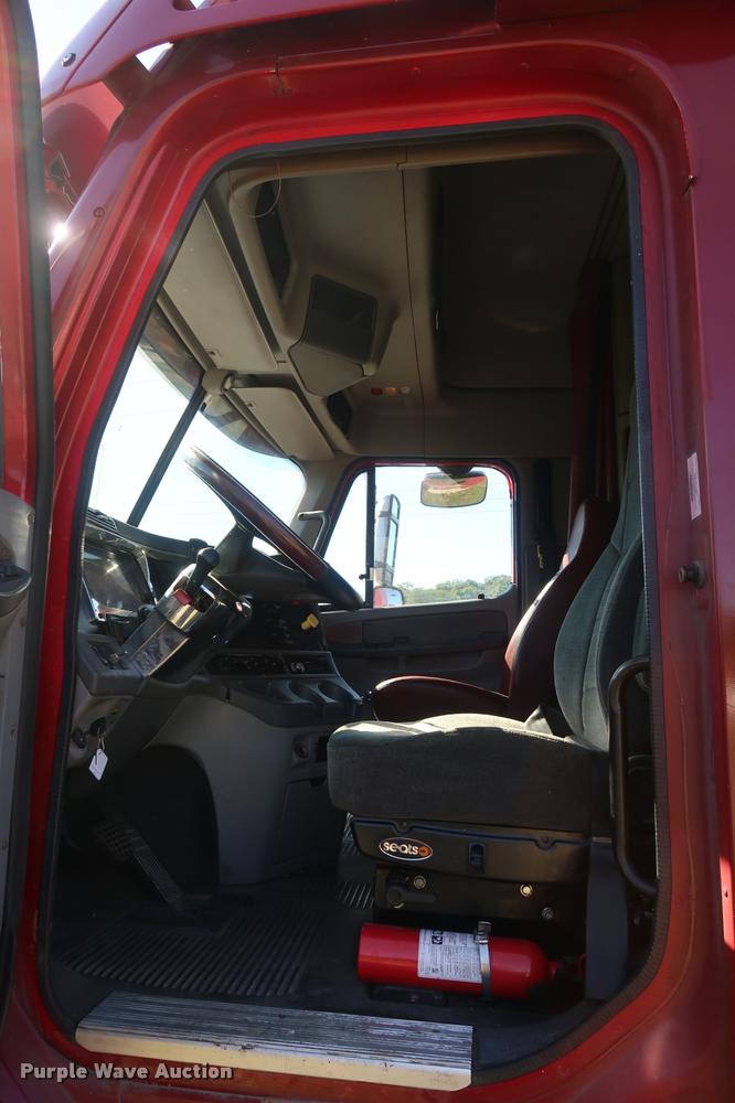 image for item DD1632 2004 Freightliner Columbia CL120 semi truck