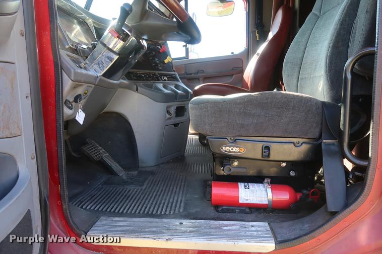 image for item DD1632 2004 Freightliner Columbia CL120 semi truck