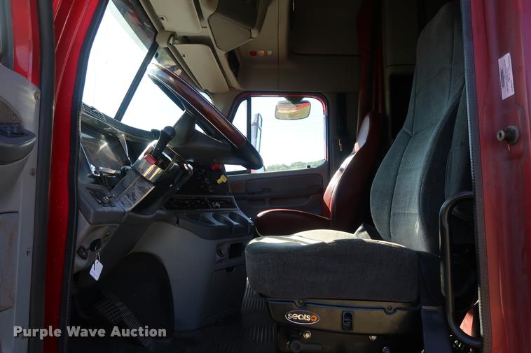 image for item DD1632 2004 Freightliner Columbia CL120 semi truck