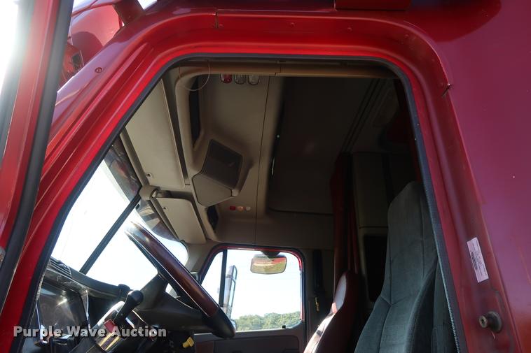 image for item DD1632 2004 Freightliner Columbia CL120 semi truck