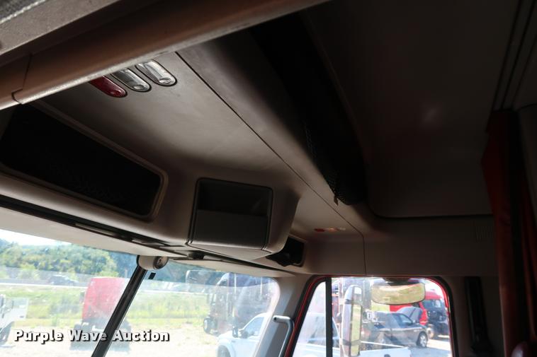 image for item DD1632 2004 Freightliner Columbia CL120 semi truck