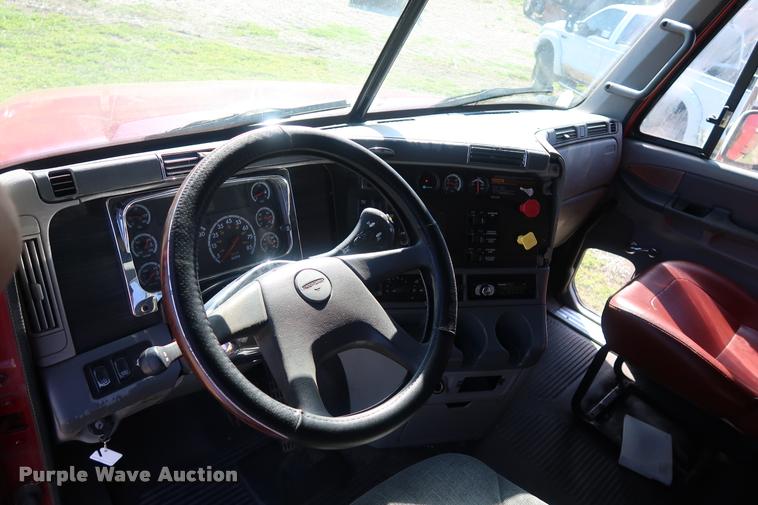 image for item DD1632 2004 Freightliner Columbia CL120 semi truck