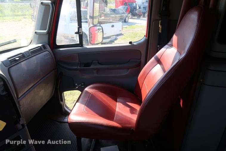 image for item DD1632 2004 Freightliner Columbia CL120 semi truck