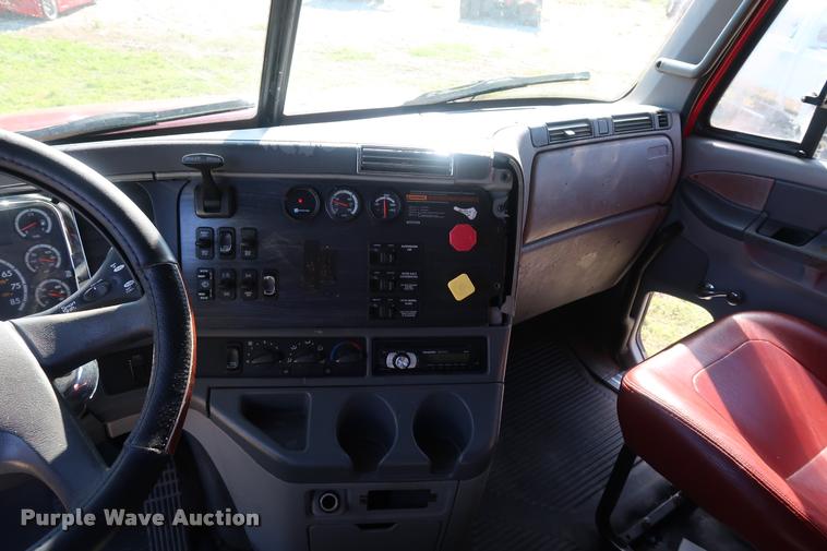 image for item DD1632 2004 Freightliner Columbia CL120 semi truck