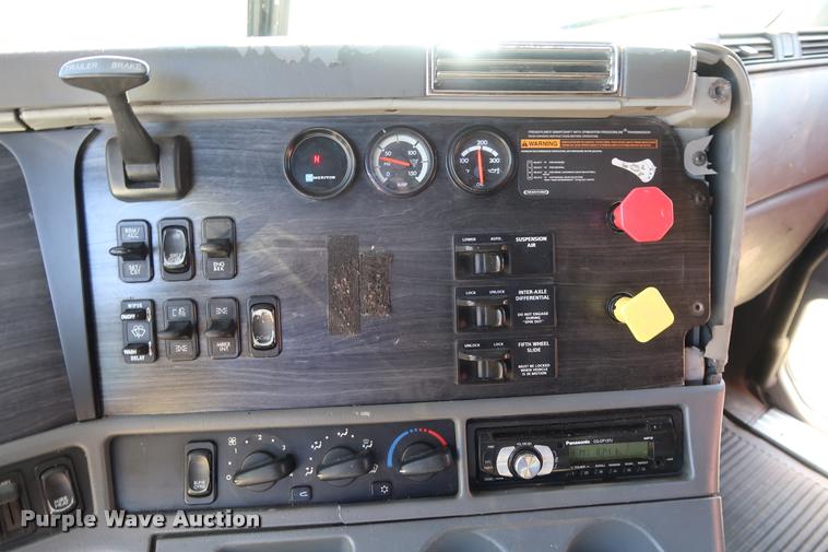 image for item DD1632 2004 Freightliner Columbia CL120 semi truck