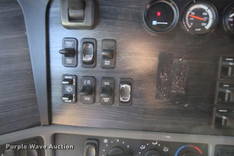 image for item DD1632 2004 Freightliner Columbia CL120 semi truck