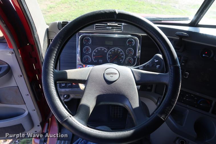 image for item DD1632 2004 Freightliner Columbia CL120 semi truck