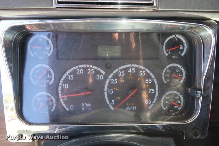 image for item DD1632 2004 Freightliner Columbia CL120 semi truck