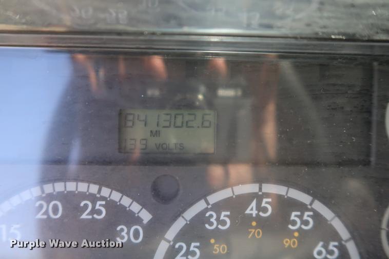 image for item DD1632 2004 Freightliner Columbia CL120 semi truck