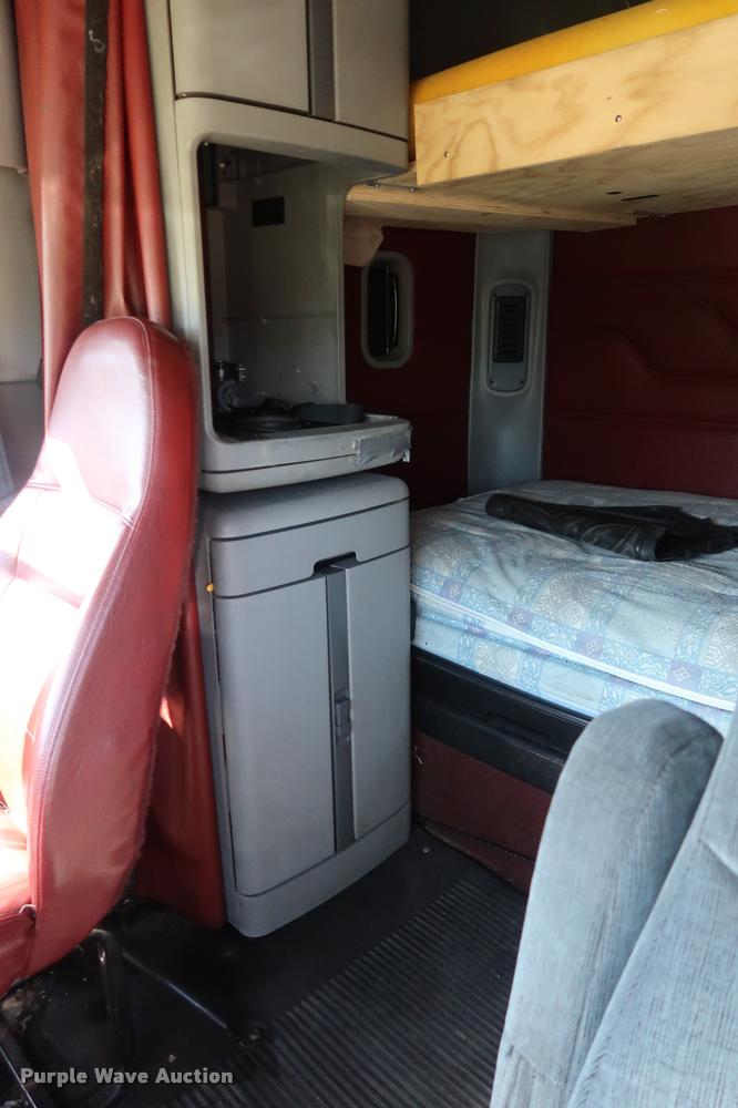 image for item DD1632 2004 Freightliner Columbia CL120 semi truck