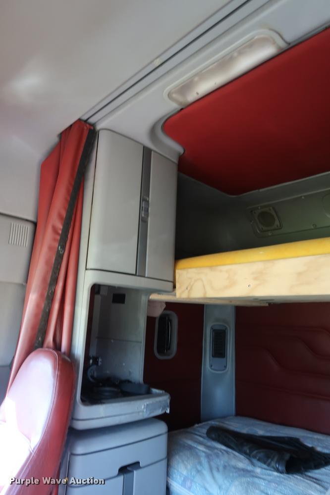 image for item DD1632 2004 Freightliner Columbia CL120 semi truck