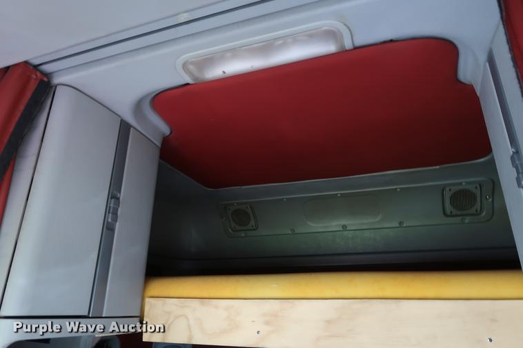 image for item DD1632 2004 Freightliner Columbia CL120 semi truck