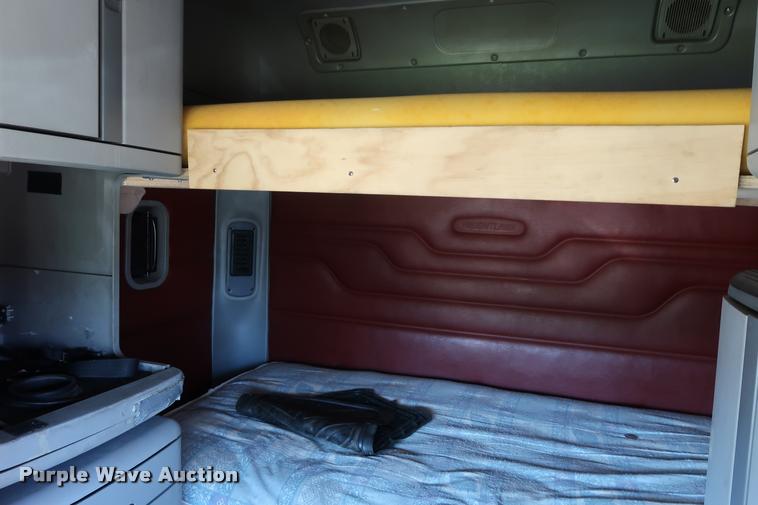 image for item DD1632 2004 Freightliner Columbia CL120 semi truck