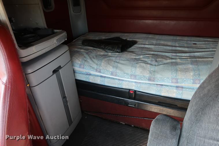 image for item DD1632 2004 Freightliner Columbia CL120 semi truck