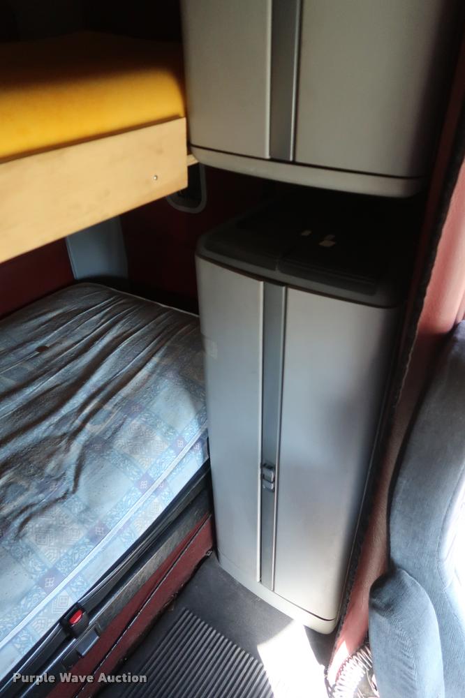 image for item DD1632 2004 Freightliner Columbia CL120 semi truck