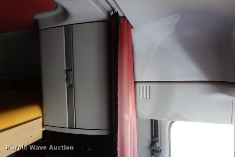 image for item DD1632 2004 Freightliner Columbia CL120 semi truck