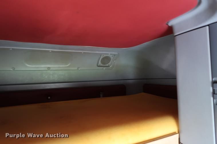 image for item DD1632 2004 Freightliner Columbia CL120 semi truck