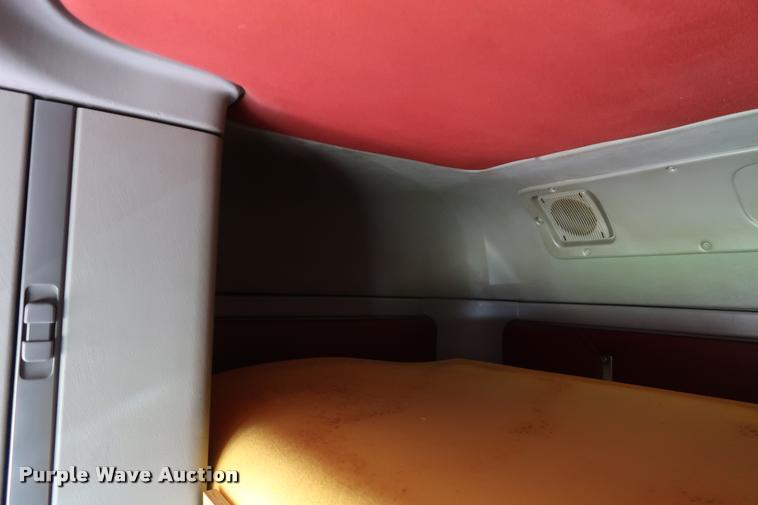 image for item DD1632 2004 Freightliner Columbia CL120 semi truck