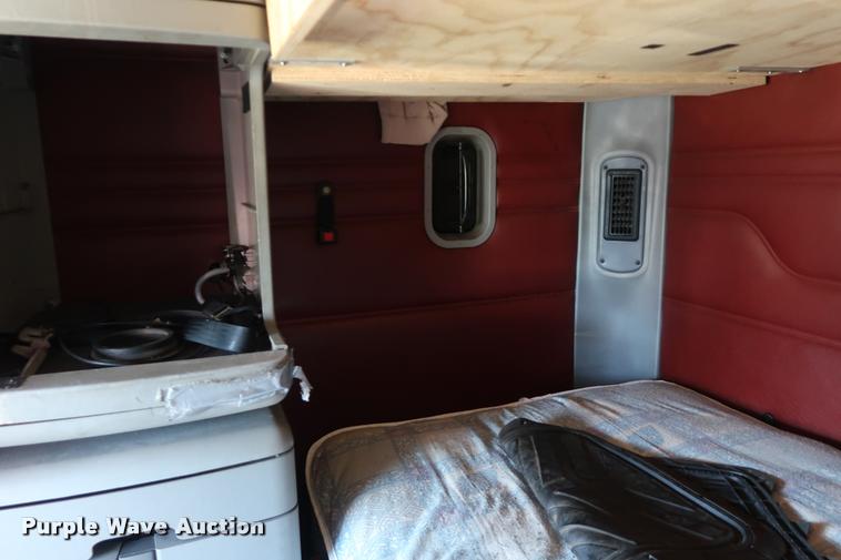 image for item DD1632 2004 Freightliner Columbia CL120 semi truck