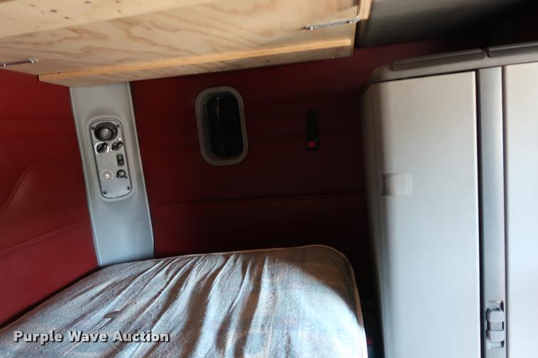 image for item DD1632 2004 Freightliner Columbia CL120 semi truck