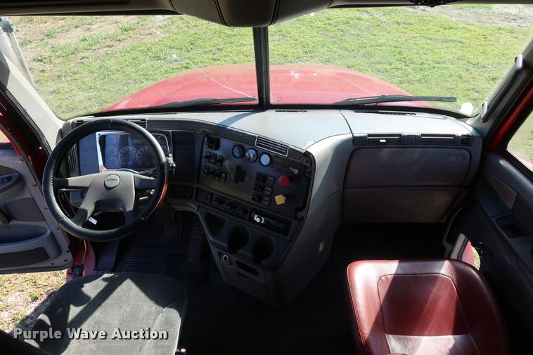 image for item DD1632 2004 Freightliner Columbia CL120 semi truck