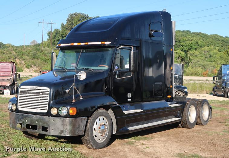 image for item DD1633 2000 Freightliner Century Class CL120 semi truck