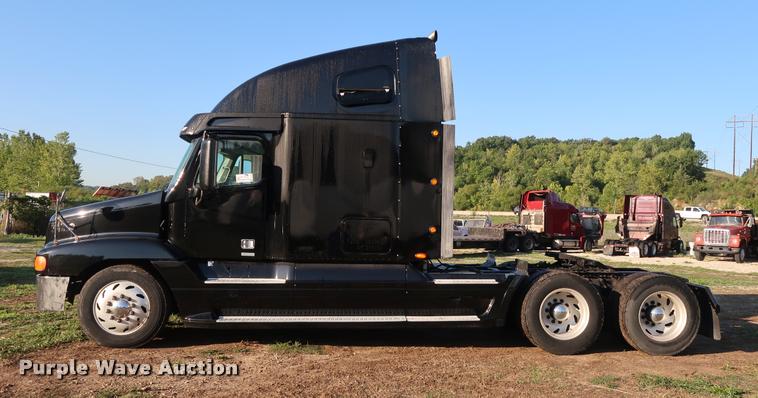 image for item DD1633 2000 Freightliner Century Class CL120 semi truck